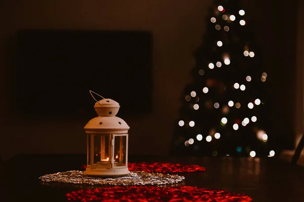 Primer Plano Candelabro Árbol Navidad Con Efecto Luces Bokeh —  Fotos de Stock