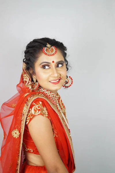 Een Prachtige Indiase Vrouw Een Traditionele Rode Sari Jurk Poseren — Stockfoto