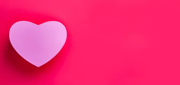 Ένα Δώρο Σχήμα Καρδιάς Που Απομονώνεται Ένα Ροζ Φόντο Ελεύθερο — Φωτογραφία Αρχείου