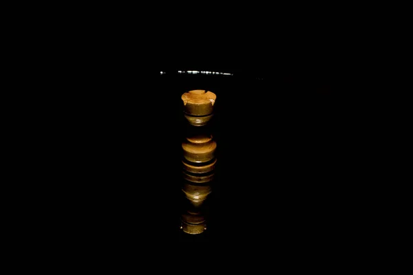Dřevěný Figurka Pěšák Šachy Odrazem Černém Pozadí — Stock fotografie