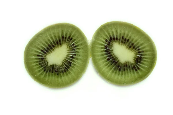 Die Zwei Scheiben Frischer Kiwi Isoliert Auf Weißem Hintergrund — Stockfoto