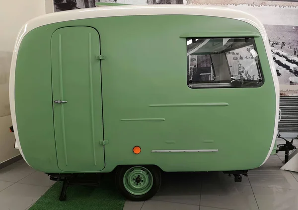 Una Vista Lateral Una Caravana Vintage Verde Blanca — Foto de Stock