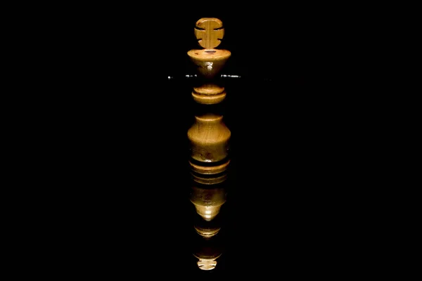 Een Houten Schaakstuk Met Een Reflectie Zwarte Achtergrond — Stockfoto