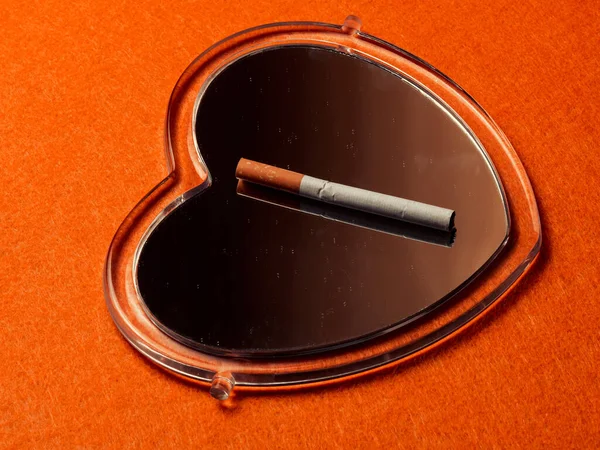 Primer Plano Cigarrillo Espejo Forma Corazón — Foto de Stock