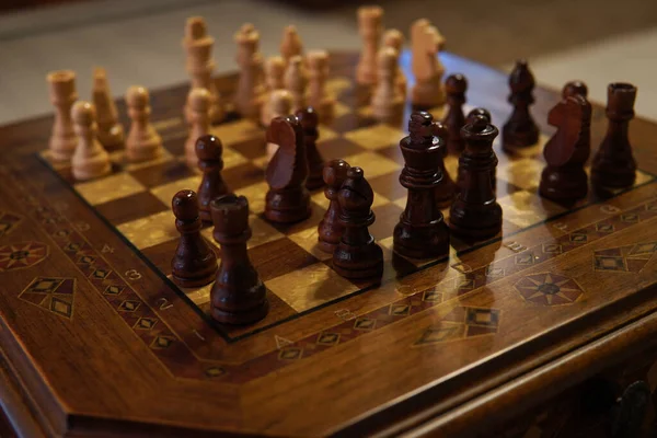 Satranç Tahtasındaki Satranç Taşlarının Seçici Bir Odak Noktası Satranç Oyunu — Stok fotoğraf