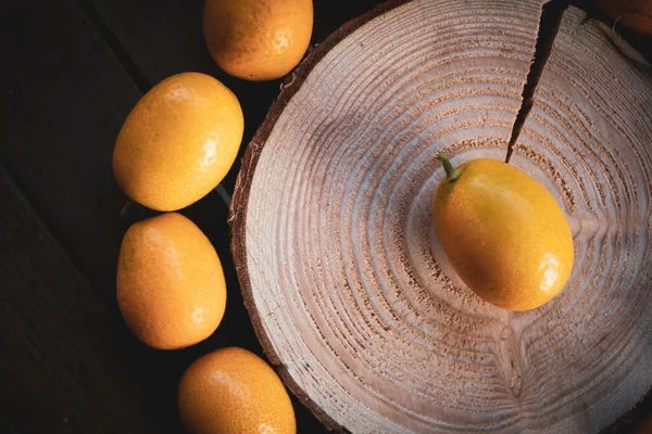 Kumquats Csúcsképe Egy Fatönk Körül — Stock Fotó