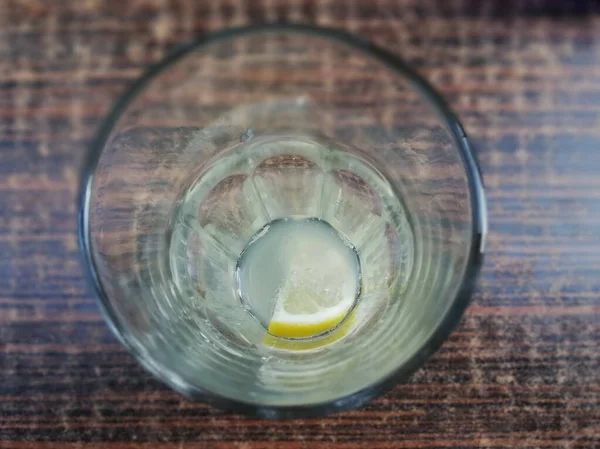 タブにガラスと絞りレモンのトップビュー — ストック写真