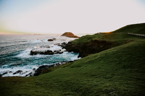 Close Uma Praia Oceânica Com Falésias Colinas Cobertas Por Grama — Fotografia de Stock