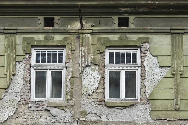 Die Zwei Fenster Einer Grünen Alten Grauen Wand — Stockfoto