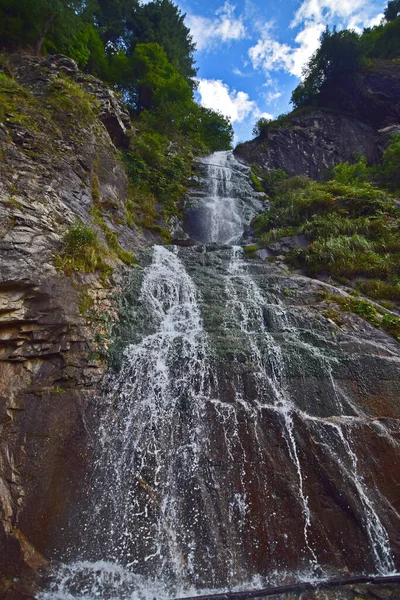 Tiro Vertical Uma Cachoeira Através Uma Paisagem Montanhosa — Fotografia de Stock