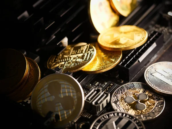 Altın Para Basan Bir Makineye Yakın Plan Coin Kriptosu — Stok fotoğraf