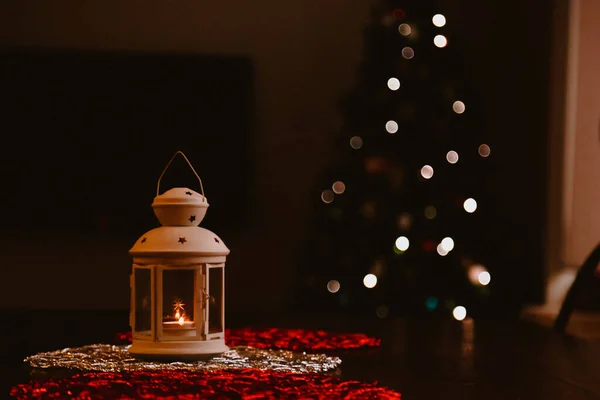 Primer Plano Candelabro Árbol Navidad Con Efecto Luces Bokeh —  Fotos de Stock
