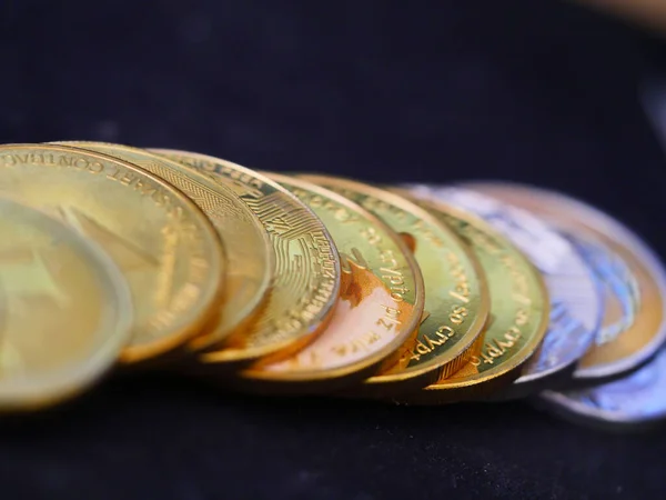 Una Fila Bitcoin Oro Una Superficie Nera — Foto Stock