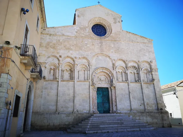テルモリ大聖堂の低角度ショット Campobasso モリーズ イタリア — ストック写真