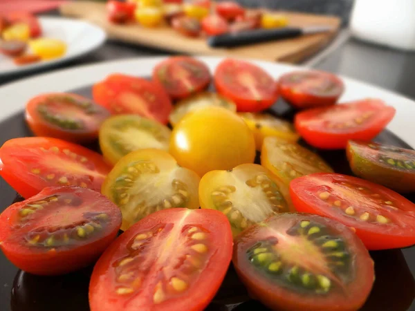 Morbido Focus Pomodori Ciliegini Colorati Affettati Tavolo Pranzo — Foto Stock