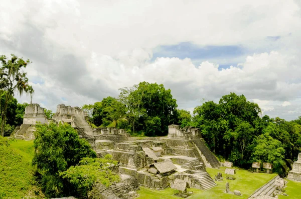 危地马拉古老的玛雅城堡提卡尔在白天 — 图库照片