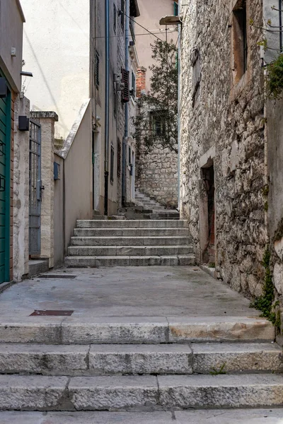 Eine Vertikale Aufnahme Einer Leeren Treppe Der Altstadt Von Sibenik — Stockfoto