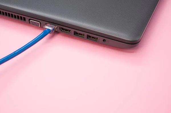 Een Close Van Een Lan Kabel Aangesloten Een Laptop Geïsoleerd — Stockfoto