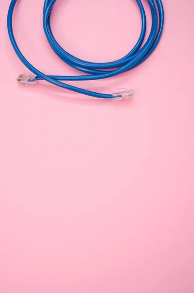 Una Toma Vertical Cable Lan Azul Aislado Sobre Fondo Rosa — Foto de Stock