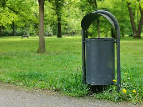 Eine Nahaufnahme Einer Mülltonne Einem Park Einem Sonnigen Frühlingstag — Stockfoto