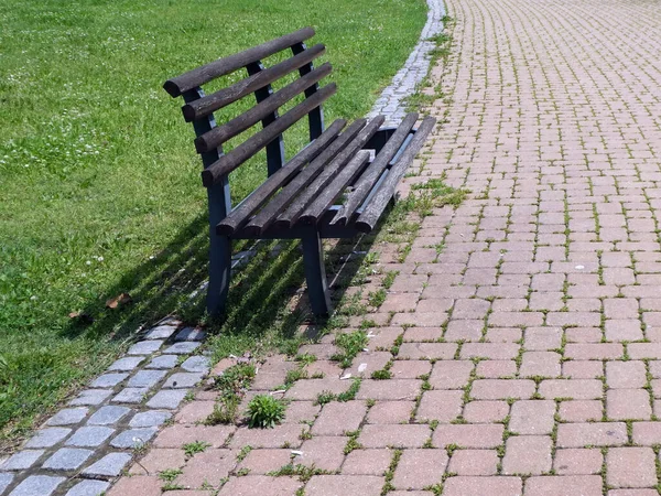 道沿いの公園の金属製のベンチ — ストック写真