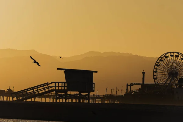 アメリカ サンタモニカ州立ビーチの観覧車と桟橋のシルエットの風景 — ストック写真