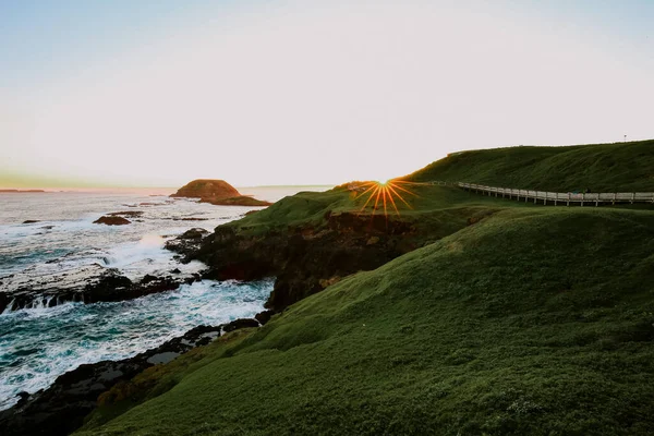 丘陵海岸と波状の海の風景の高角度ショット — ストック写真