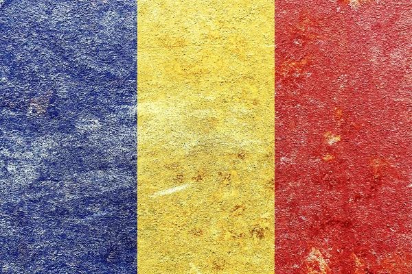 在锈迹斑斑的铁墙背景上孤立的飘落的罗马尼亚国旗图案 — 图库照片