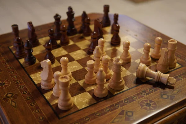 Satranç Tahtasındaki Satranç Taşlarının Seçici Bir Odak Noktası Satranç Oyunu — Stok fotoğraf