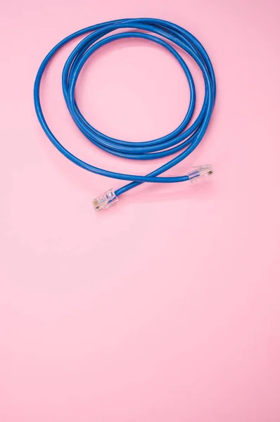 Una Toma Vertical Cable Lan Azul Aislado Sobre Fondo Rosa —  Fotos de Stock