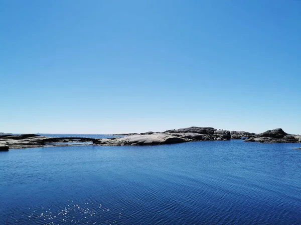 Sebuah Pemandangan Laut Dikelilingi Oleh Pegunungan Batu Verdens Ende Norwegia — Stok Foto