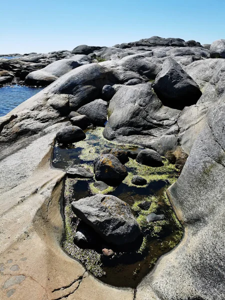 挪威凡尔登斯恩德 一座美丽的石山映照在大海前 — 图库照片