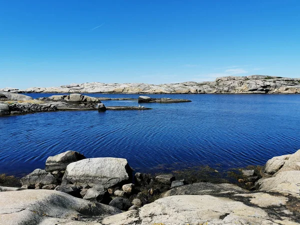 Een Schilderachtige Opname Van Een Zee Omringd Door Stenige Bergen — Stockfoto