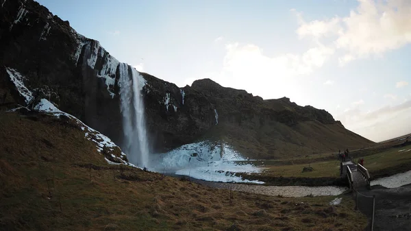 冰岛的塞尔贾兰多斯瀑布从悬崖上滑落下来 — 图库照片