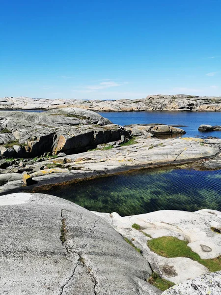 Malownicze Ujęcie Morza Otoczonego Kamiennymi Górami Verdens Ende Norwegia — Zdjęcie stockowe