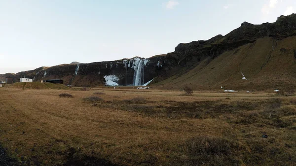 背景にSeljalandsfoss滝と無人島の風景 — ストック写真