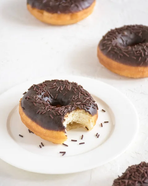 Foto Nos Muestra Algunos Donuts Con Glaseado Chocolate Que Está —  Fotos de Stock