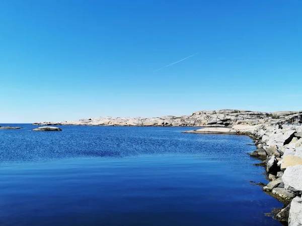 노르웨이의 베르덴 엔데에 돌산으로 둘러싸인 바다의 경치를 — 스톡 사진
