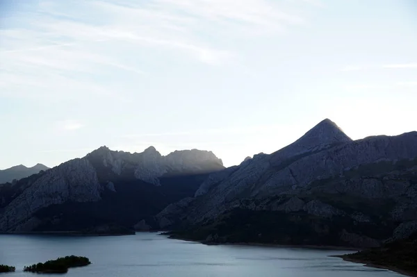 Een Schilderachtig Uitzicht Een Bergachtig Landschap Een Rivier Riano Leon — Stockfoto