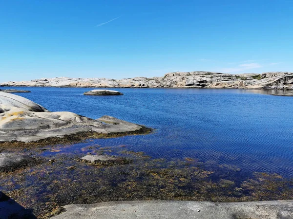 노르웨이의 베르덴 엔데에 돌산으로 둘러싸인 바다의 경치를 — 스톡 사진