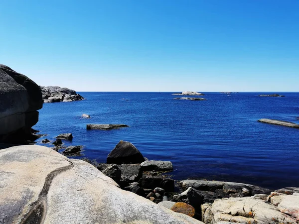 ノルウェーのヴァーデンズエンドにある石の山に囲まれた海の景勝地 — ストック写真