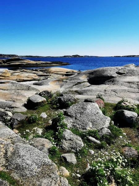 ノルウェーのヴァーデンズエンドにある石の山に囲まれた海の景勝地 — ストック写真