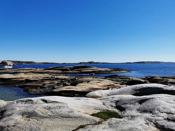 Een Schilderachtige Opname Van Een Zee Omringd Door Stenige Bergen — Stockfoto