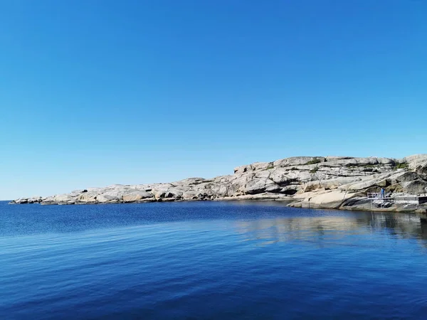 Malownicze Ujęcie Morza Otoczonego Kamiennymi Górami Verdens Ende Norwegia — Zdjęcie stockowe