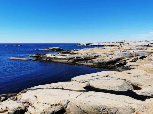 Malebný Záběr Moře Obklopeného Kamennými Horami Verdens Ende Norsko — Stock fotografie