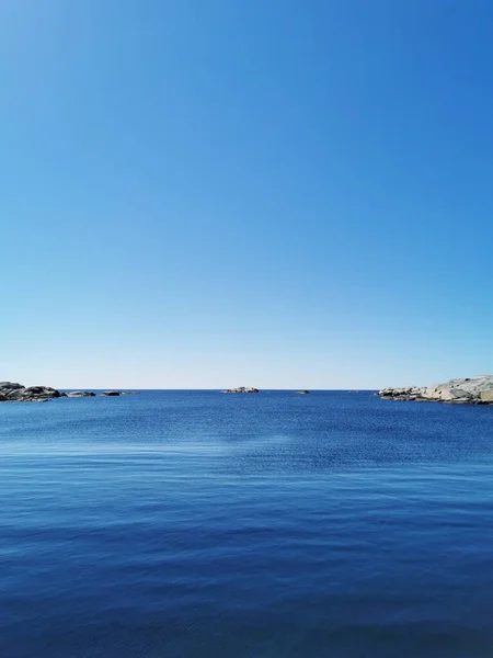 Sebuah Pemandangan Laut Dikelilingi Oleh Pegunungan Batu Verdens Ende Norwegia — Stok Foto