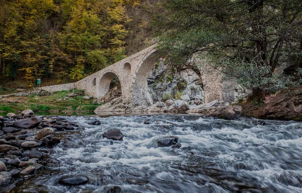 Κοντινό Πλάνο Των Βουνών Ροδόφης Και Ενός Ποταμού Στη Βουλγαρία — Φωτογραφία Αρχείου