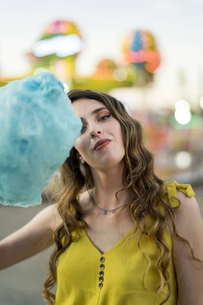 Tiro Vertical Uma Jovem Branca Segurando Algodão Doce Azul Parque — Fotografia de Stock