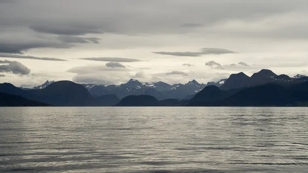 Una Hermosa Toma Del Fiordo Las Montañas Molde Noruega — Foto de Stock