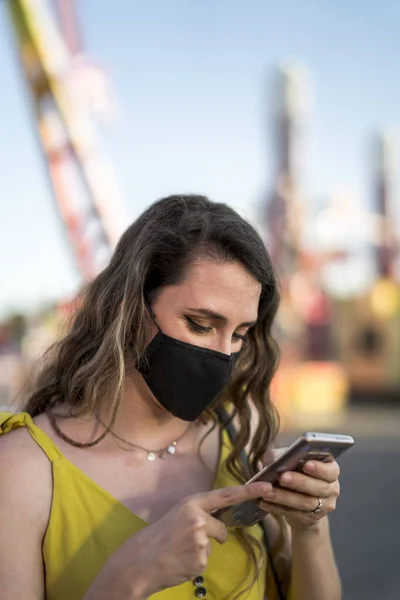 Eine Vertikale Aufnahme Einer Jungen Kaukasierin Die Einem Park Handy — Stockfoto